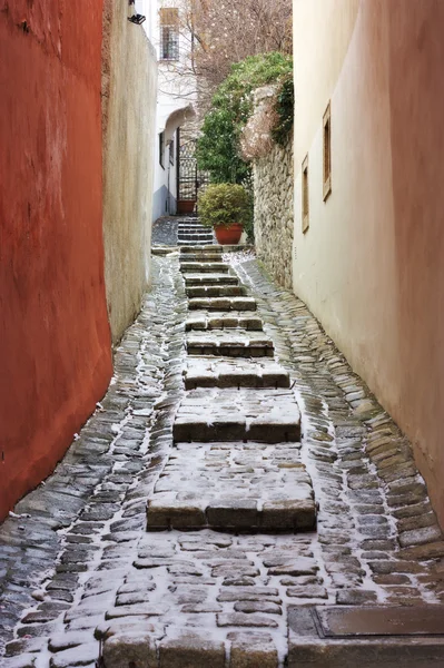 Callejón típico europeo en la ciudad vieja de Bratislava, Eslovaquia —  Fotos de Stock