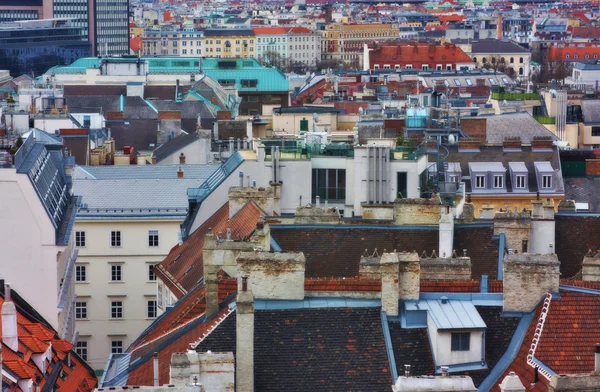 Klassiska europeiska tak. Flygfoto över Wien från Stephandoms norra tornet — Stockfoto