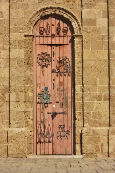 Una puerta de una famosa ciudad vieja de Jaffa reloj, Israel — Foto de Stock