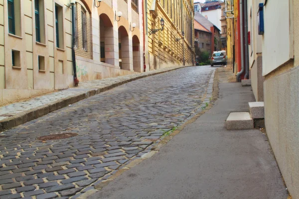 狭窄的胡同，在布达佩斯匈牙利首都布达佩斯的历史部分 — 图库照片