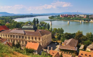 bir esztergom Macaristan'da ve maria valeria köprü ile Slovakya sturovo görünümü.