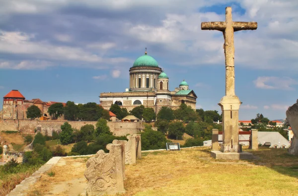 Bekijken van een de saint thomas kapel en esztergom basiliek vanaf een heuvel, Hongarije — Stockfoto