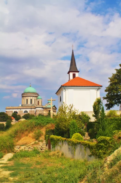 Pohled kapli a Ostřihom bazilika saint thomas z kopce, Maďarsko — Stock fotografie