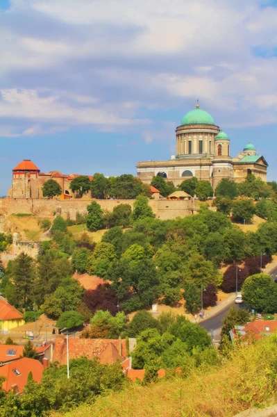 Vista de una Basílica de Esztergom desde la colina de la capilla de Santo Tomás, Hungría — Foto de Stock