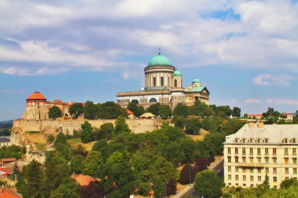 Vista de una Basílica de Esztergom desde la colina de la capilla de Santo Tomás, Hungría — Foto de Stock