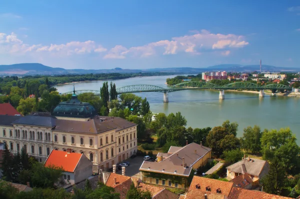 Vista de um Esztergom na Hungria e Sturovo na Eslováquia com a Ponte Maria Valeria entre . — Fotografia de Stock