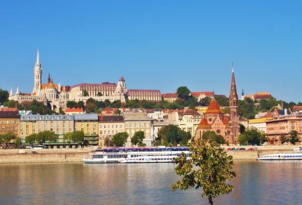 Zobrazení části Budína Budapešti včetně rybářské bašty a st. Matyášův kostel — Stock fotografie