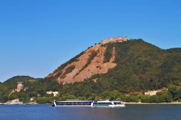 View of a Visegrad castle from the Nagymaros bank of the Danube — Stock Photo, Image