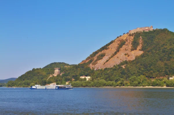 View of a Visegrad castle from the Nagymaros bank of the Danube — Stock Photo, Image