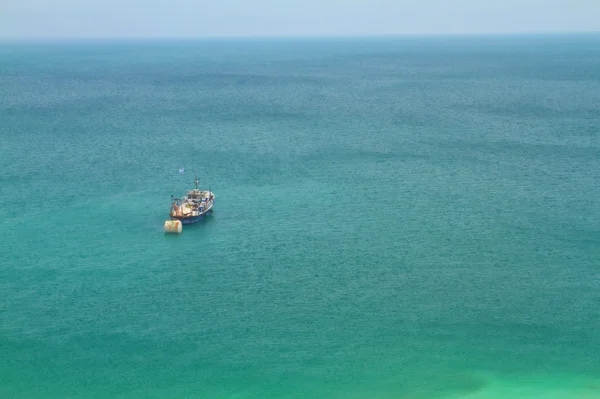 Einsames Boot am Toten Meer — Stockfoto