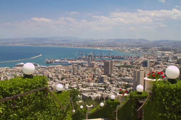 Vista de la ciudad de Haifa desde los jardines Bahai, Israel — Foto de Stock