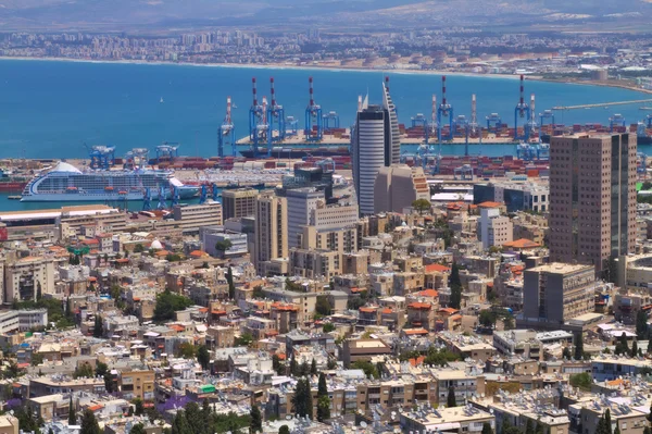 Haifa uitzicht op de stad vanuit de Bahai tuinen, Israël — Stockfoto