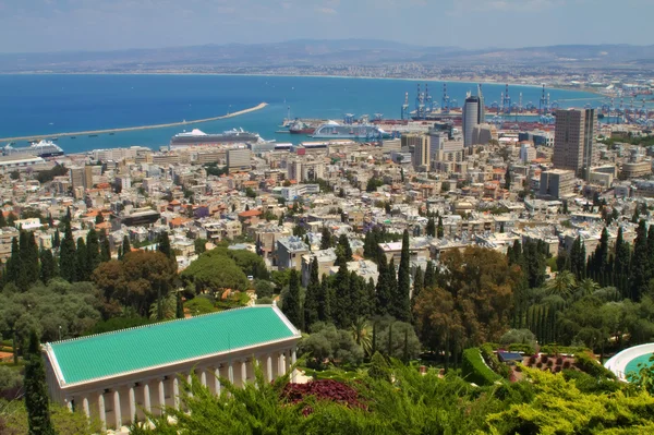 Haifa uitzicht op de stad vanuit de Bahai tuinen, Israël — Stockfoto
