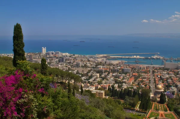Vista de la ciudad de Haifa desde los jardines Bahai, Israel — Foto de Stock