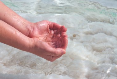 dead sea Israel gelen su tutan kadın