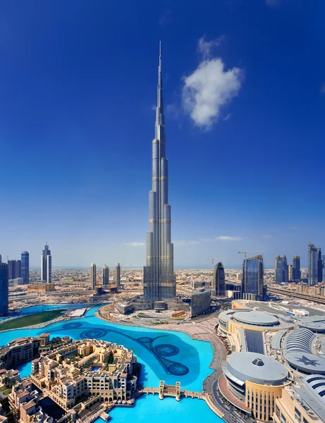 Uno skyline del centro di Dubai con il Burj Khalifa e il Dubai Mall — Foto Stock