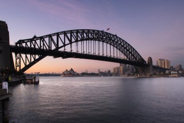 Sydney harbour bridge ve sydney opera binası şafak