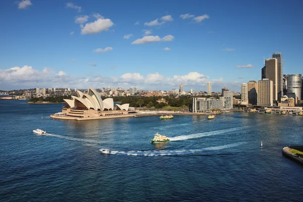 Vista panorâmica da Ópera de Sydney e atividade de balsa — Fotografia de Stock