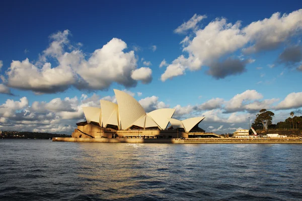 Sydney opera house z sydney harbour prom — Zdjęcie stockowe