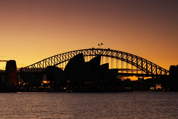 Sydney Harbour Bridge y Sydney Opera House al atardecer — Foto de Stock