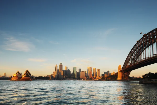 Uma vista panorâmica da Ópera de Sydney e da Ponte do Porto ao amanhecer — Fotografia de Stock