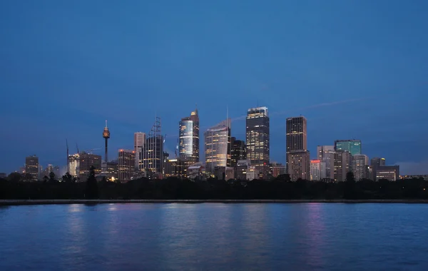 Skyline View of Sydney at dawn seen from the botanical gardens — Stock Photo, Image