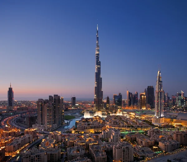 Un horizonte del centro de Dubai con Burj Khalifa y Dubai Fountain —  Fotos de Stock