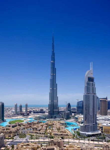 El centro de Dubai con el Burj Khalifa y la Fuente de Dubai — Foto de Stock