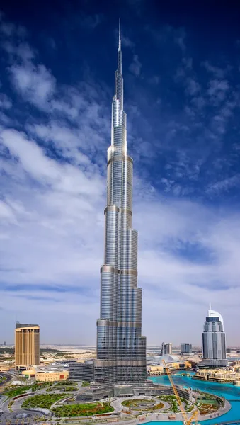 Vistas al centro de Dubái con el Burj Khalifa y los Hoteles Dirección — Foto de Stock