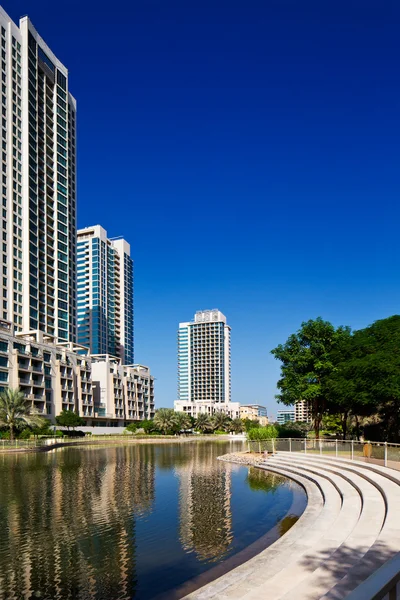 Roma, geceYeşiller, dubai, BAE Gösterim residence kuleleri — Stok fotoğraf