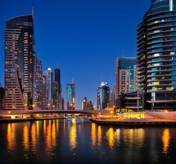 Dubai Marina, Dubai, Emirados Árabes Unidos ao anoitecer — Fotografia de Stock