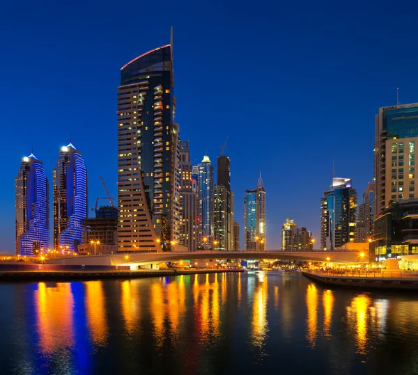 Dubai Marina, Dubai, Emirados Árabes Unidos ao anoitecer — Fotografia de Stock