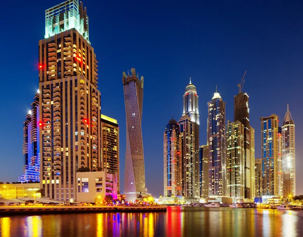 Dubai Marina, Dubai, Emiratos Árabes Unidos al anochecer —  Fotos de Stock
