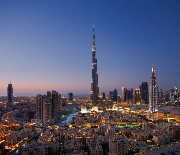 Eine Skyline der Innenstadt von Dubai mit dem Burj Khalifa und dem Dubai-Brunnen lizenzfreie Stockbilder