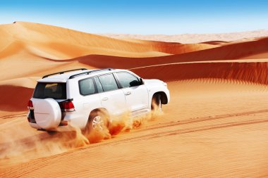 4 x 4 dune bashing es un deporte popular del Desierto Arábigo