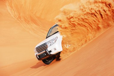 4 x 4 dune bashing es un deporte popular del Desierto Arábigo