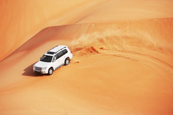 El ataque de dunas 4x4 es un deporte popular del desierto árabe — Foto de Stock