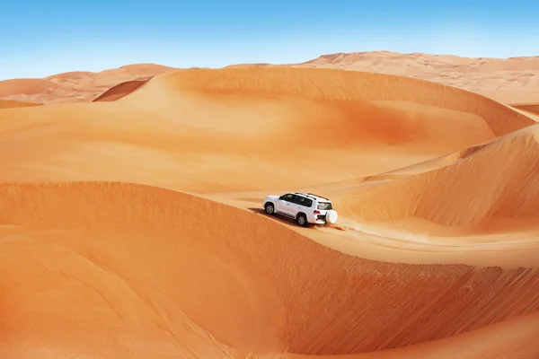 4 x 4 dune dagasztás egy népszerű sport az Arab-sivatagban — Stock Fotó