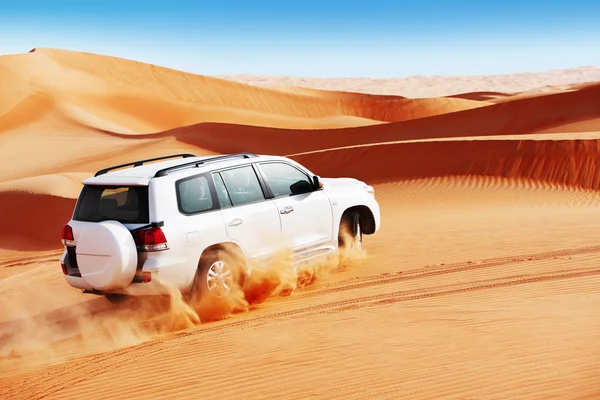 4x4 duna bashing é um esporte popular do deserto árabe — Fotografia de Stock