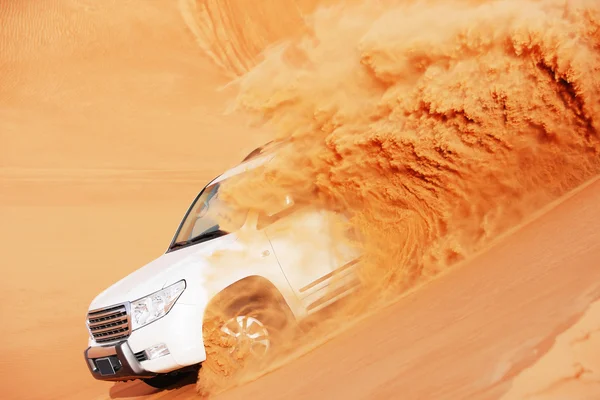 4 x 4 dune bashing är en populär sport i Arabiska öknen — Stockfoto