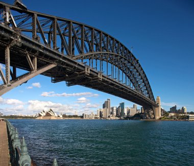 Sydney harbour bridge ve sydney opera binası şafak
