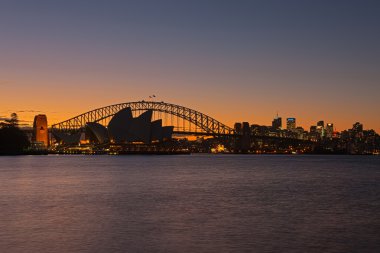 Sydney harbour bridge ve sydney opera binası gün batımında