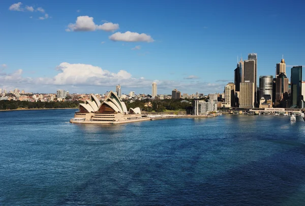 Uma vista panorâmica da Ópera de Sydney e arranha-céus — Fotografia de Stock