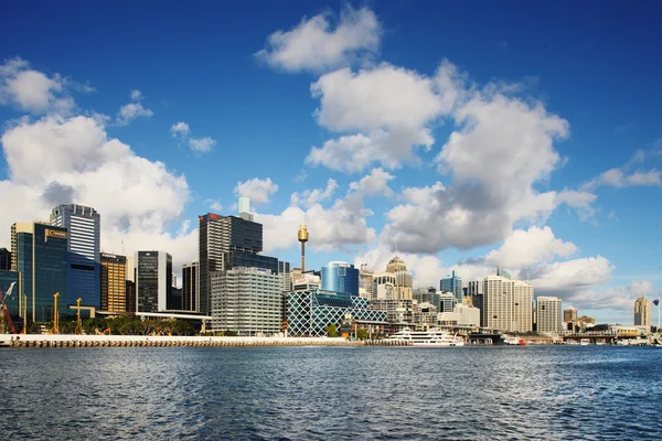 Uma vista panorâmica de Sydney com arranha-céus — Fotografia de Stock