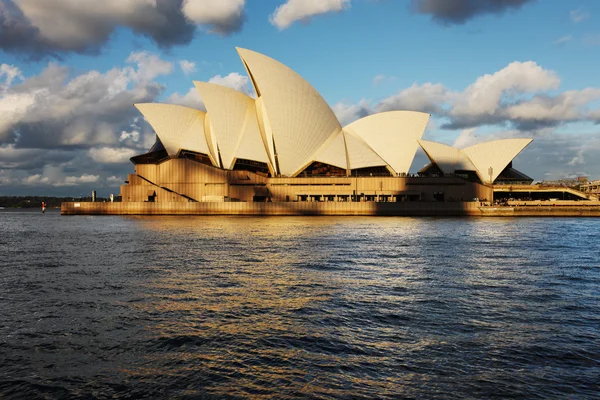 Ópera de Sydney vista desde un ferry al puerto de Sydney — Foto de Stock