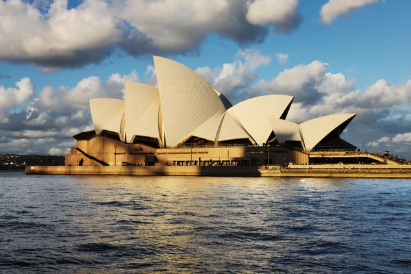 Sydney opera house z sydney harbour prom — Zdjęcie stockowe