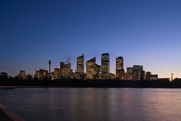 Skyline View of Sydney at dawn seen from the botanical gardens — Stock Photo, Image