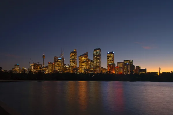 在黎明时从植物园看悉尼的天际线景观 — 图库照片