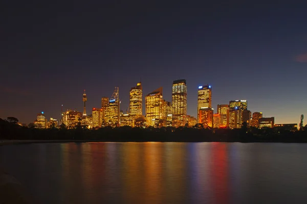 Skyline View of Sydney at dawn seen from the botanical gardens — Stock Photo, Image