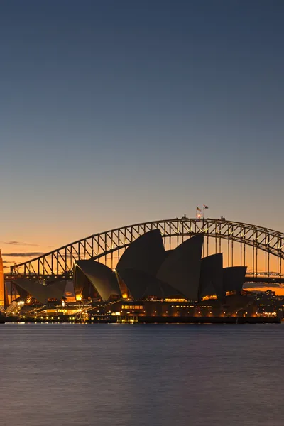 Sydney Harbour Bridge e Sydney Opera House ao pôr-do-sol — Fotografia de Stock